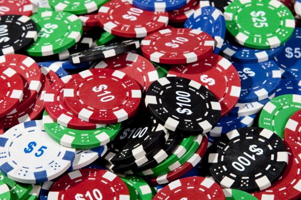 Internetinis kazino vs internetinis pokeris ar yra koks nors skirtumas?